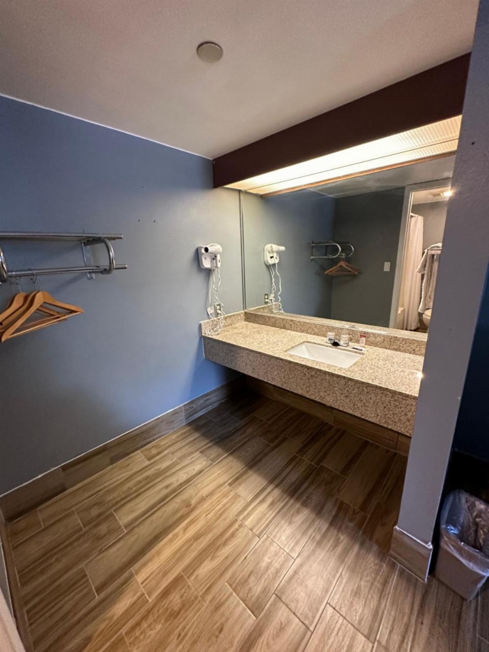 HillView Inn at Six Flags Fiesta