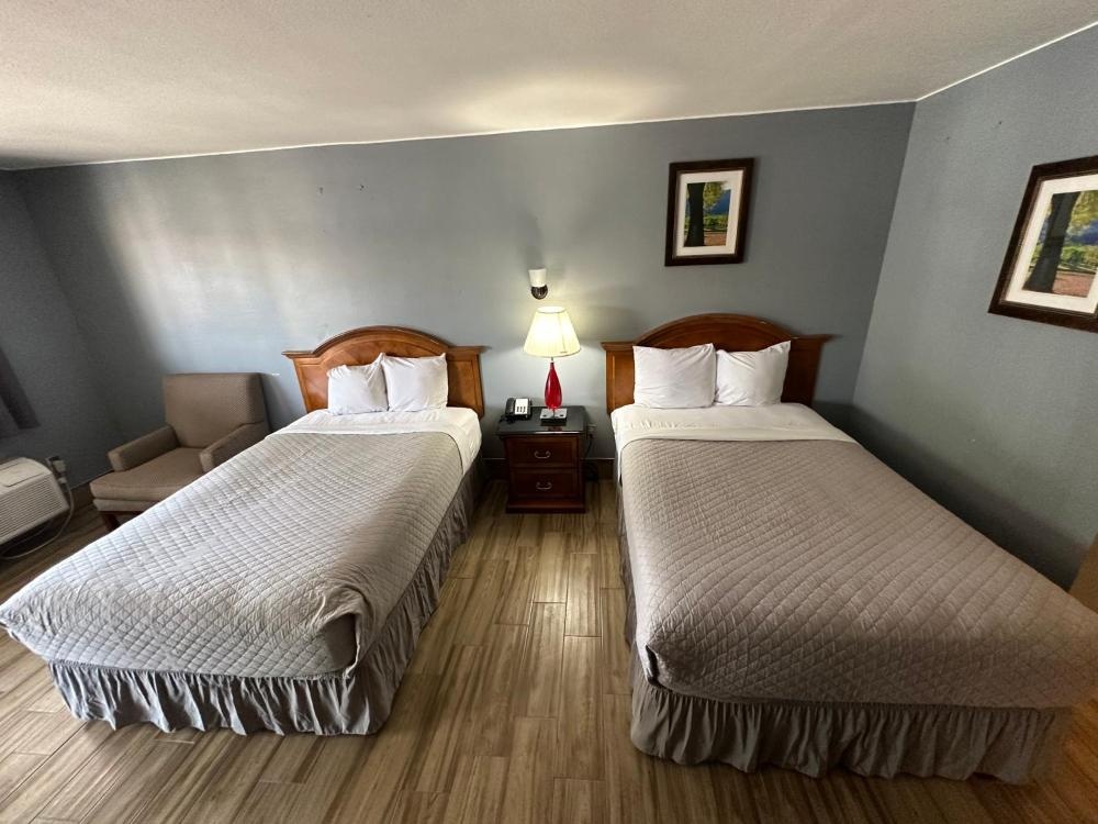 HillView Inn at Six Flags Fiesta